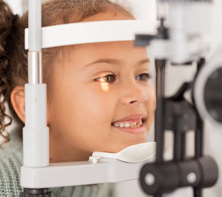 Mädchen, welchem die Augen ausgemessen werden